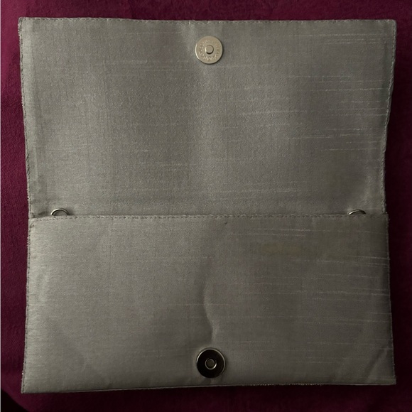 RICKI DESIGNS BEAUTIFUL BEADED FLOWER CLUTCH - Picture 3 of 6